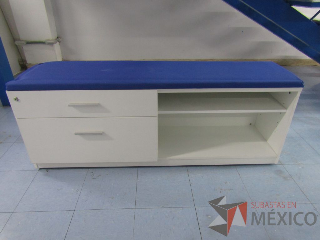 Lote 028 - 2 Credenzas con 2 cajones y 1 entrepaño con cojín en tela color azul - Imagen 4