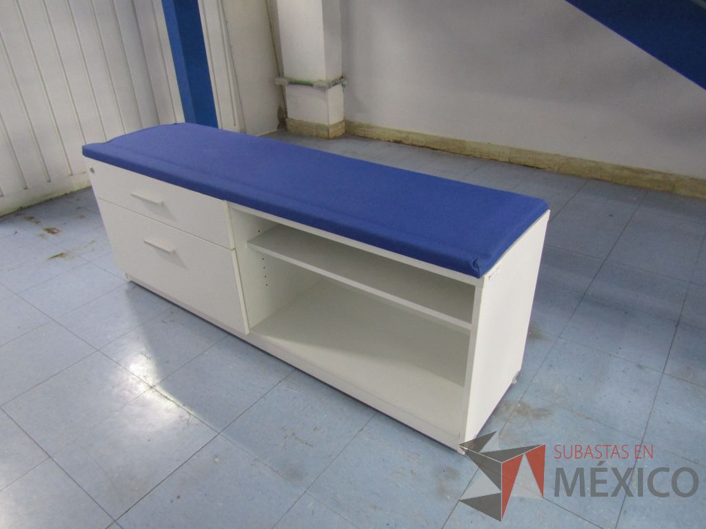Lote 028 - 2 Credenzas con 2 cajones y 1 entrepaño con cojín en tela color azul - Imagen 6