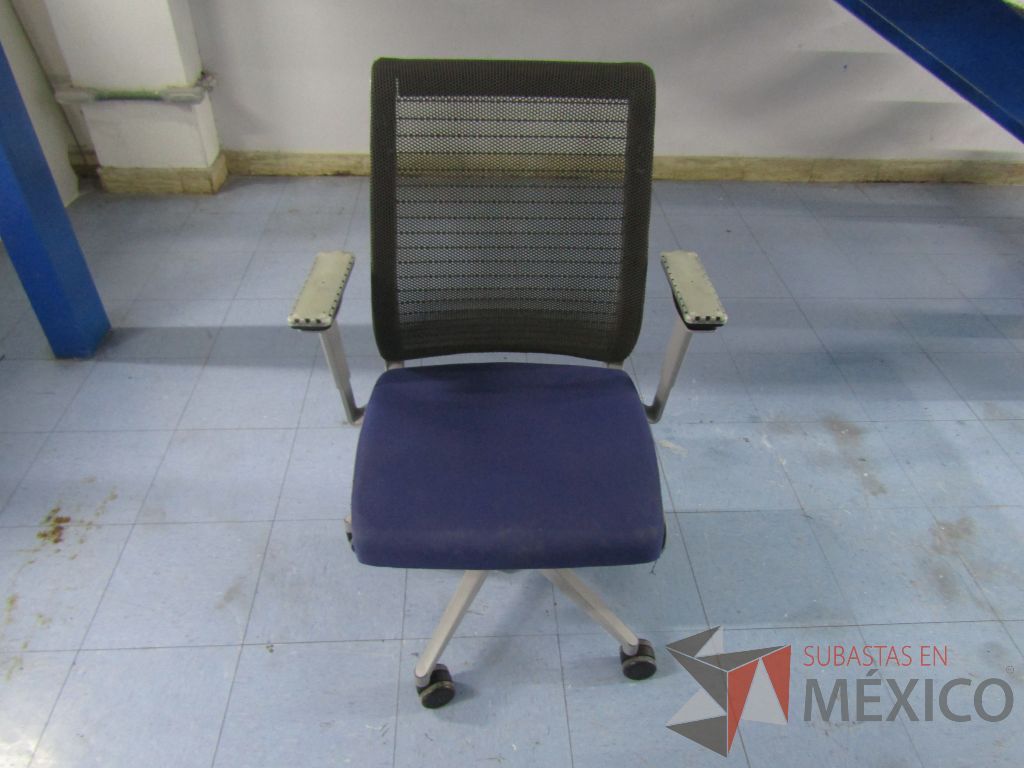 Lote 015 - 2 Sillas ejecutivas con ruedas, respaldo en malla y asiento en tela color azul