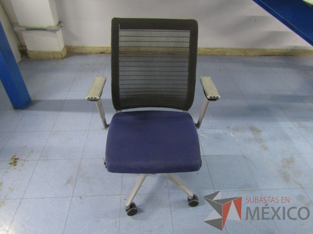 Lote 015 - 2 Sillas ejecutivas con ruedas, respaldo en malla y asiento en tela color azul - Imagen 2