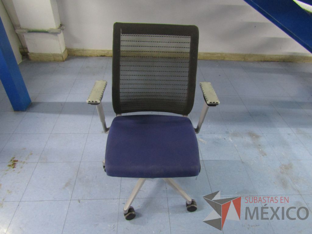 Lote 015 - 2 Sillas ejecutivas con ruedas, respaldo en malla y asiento en tela color azul - Imagen 3