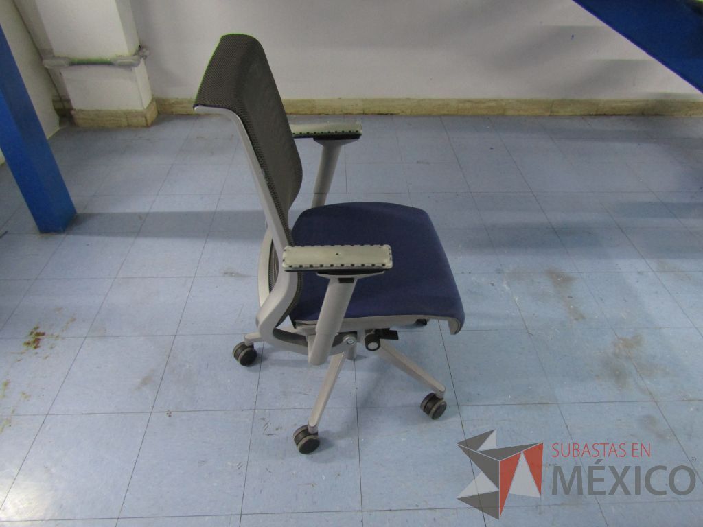 Lote 015 - 2 Sillas ejecutivas con ruedas, respaldo en malla y asiento en tela color azul - Imagen 4