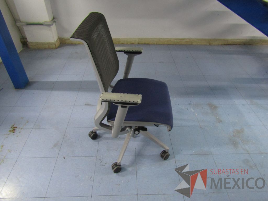 Lote 015 - 2 Sillas ejecutivas con ruedas, respaldo en malla y asiento en tela color azul - Imagen 5