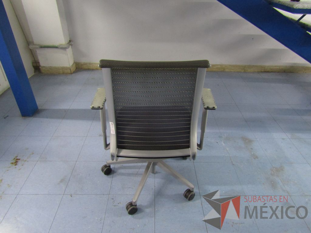 Lote 015 - 2 Sillas ejecutivas con ruedas, respaldo en malla y asiento en tela color azul - Imagen 6
