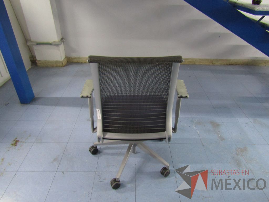 Lote 015 - 2 Sillas ejecutivas con ruedas, respaldo en malla y asiento en tela color azul - Imagen 7