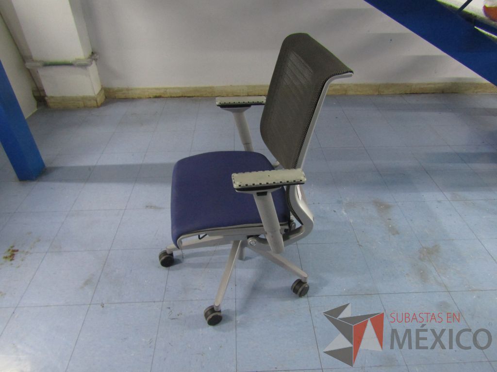 Lote 015 - 2 Sillas ejecutivas con ruedas, respaldo en malla y asiento en tela color azul - Imagen 8