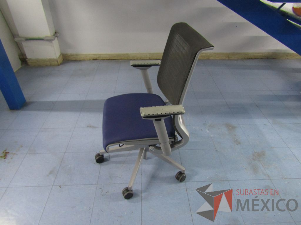 Lote 015 - 2 Sillas ejecutivas con ruedas, respaldo en malla y asiento en tela color azul - Imagen 9