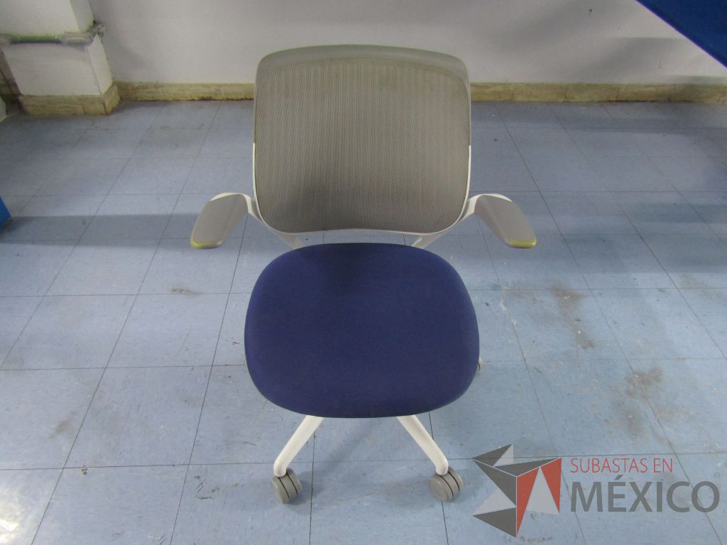 Lote 083 - 5 Sillas ejecutivas con ruedas, respaldo en malla y asiento en tela color azul