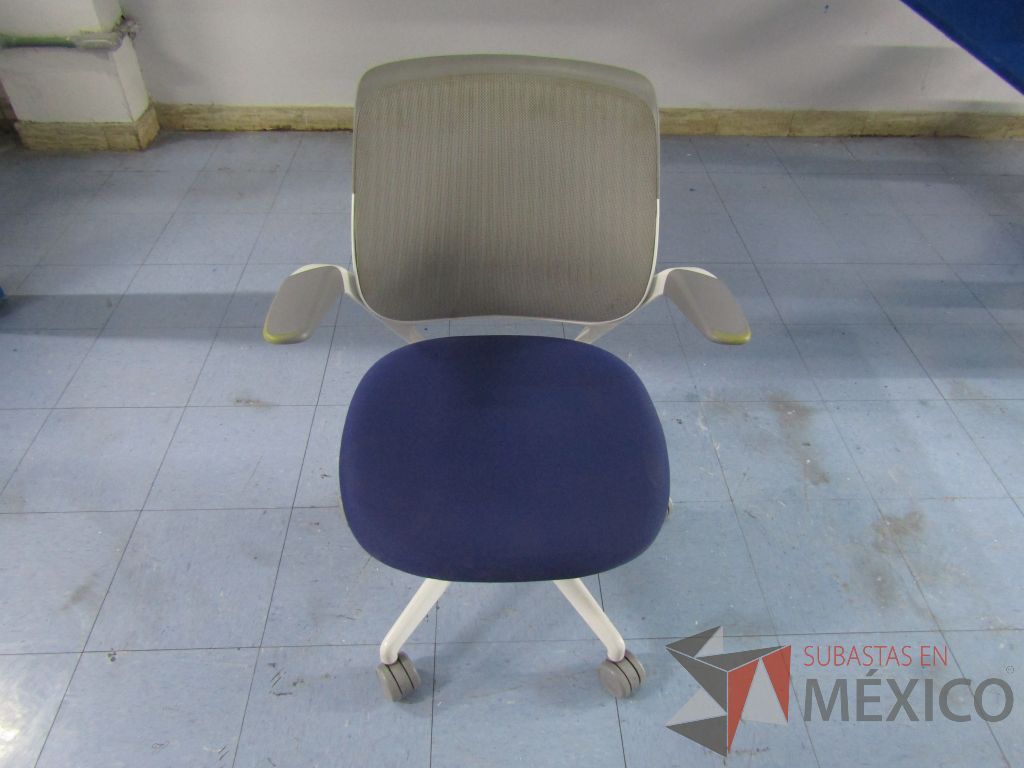 Lote 083 - 5 Sillas ejecutivas con ruedas, respaldo en malla y asiento en tela color azul - Imagen 2