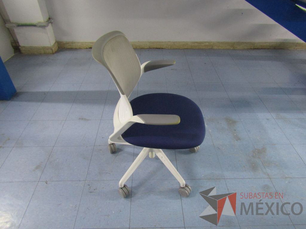 Lote 083 - 5 Sillas ejecutivas con ruedas, respaldo en malla y asiento en tela color azul - Imagen 3