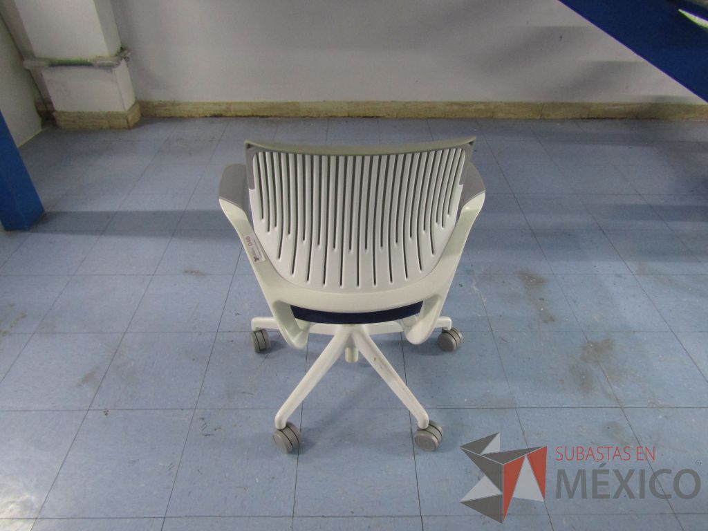 Lote 083 - 5 Sillas ejecutivas con ruedas, respaldo en malla y asiento en tela color azul - Imagen 5
