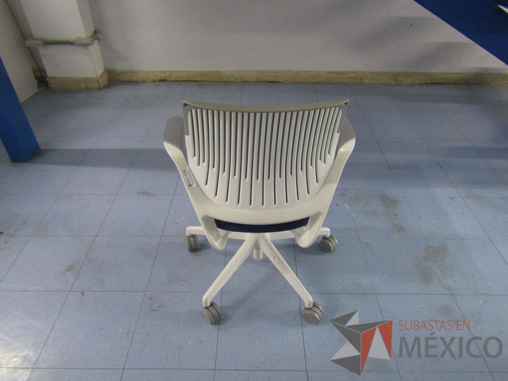 Lote 083 - 5 Sillas ejecutivas con ruedas, respaldo en malla y asiento en tela color azul - Imagen 6