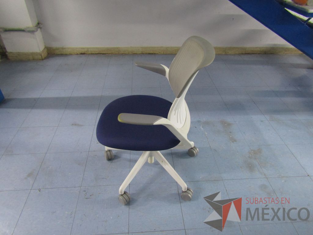 Lote 083 - 5 Sillas ejecutivas con ruedas, respaldo en malla y asiento en tela color azul - Imagen 7