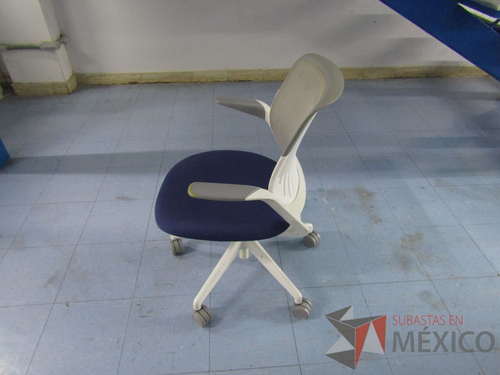 Lote 083 - 5 Sillas ejecutivas con ruedas, respaldo en malla y asiento en tela color azul - Imagen 8