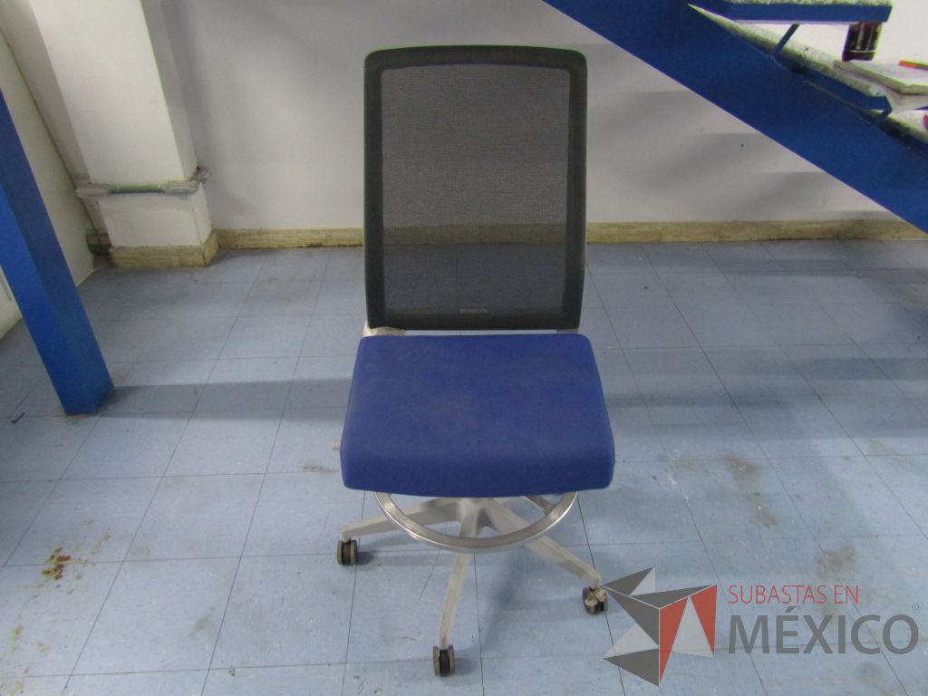 Lote 053 - Silla ejecutiva con ruedas, respaldo en malla y asiento en tela color azul