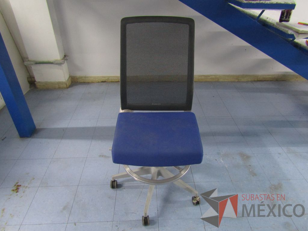 Lote 053 - Silla ejecutiva con ruedas, respaldo en malla y asiento en tela color azul - Imagen 2