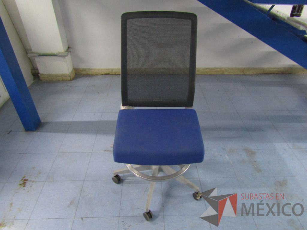 Lote 053 - Silla ejecutiva con ruedas, respaldo en malla y asiento en tela color azul - Imagen 3