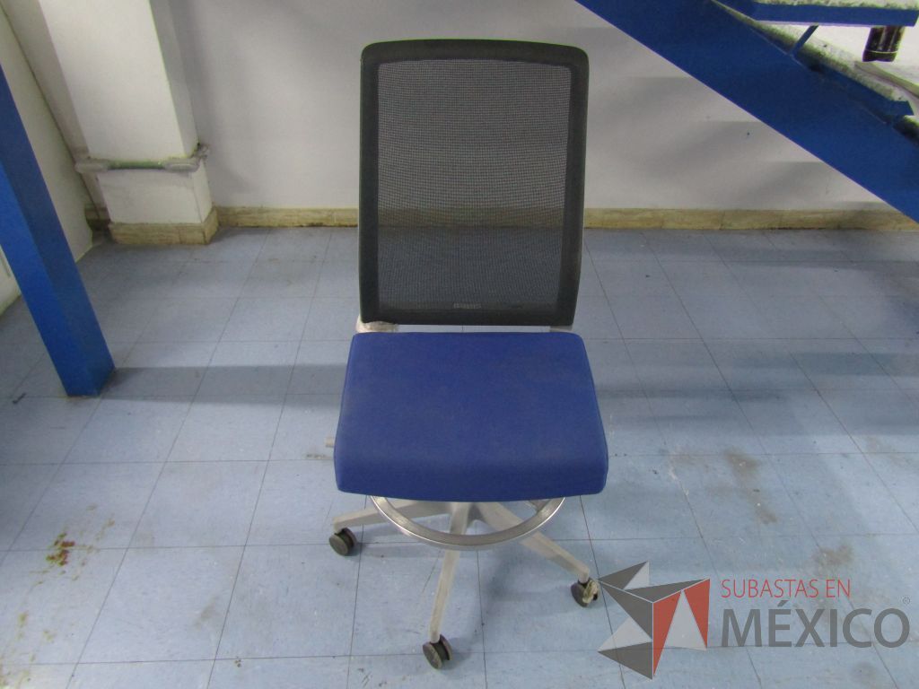 Lote 053 - Silla ejecutiva con ruedas, respaldo en malla y asiento en tela color azul - Imagen 4
