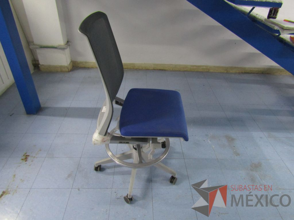 Lote 053 - Silla ejecutiva con ruedas, respaldo en malla y asiento en tela color azul - Imagen 5