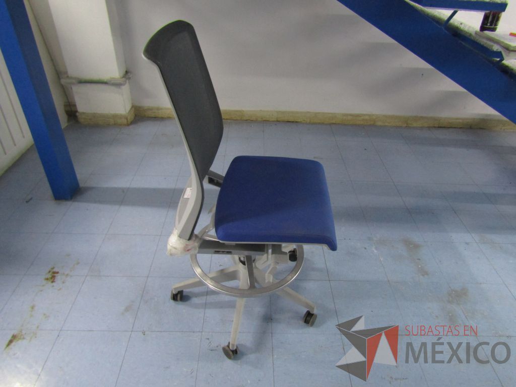 Lote 053 - Silla ejecutiva con ruedas, respaldo en malla y asiento en tela color azul - Imagen 6