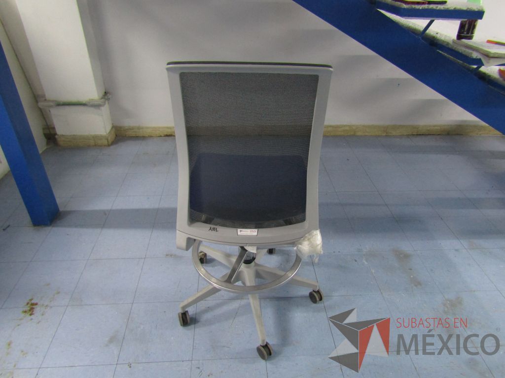 Lote 053 - Silla ejecutiva con ruedas, respaldo en malla y asiento en tela color azul - Imagen 8