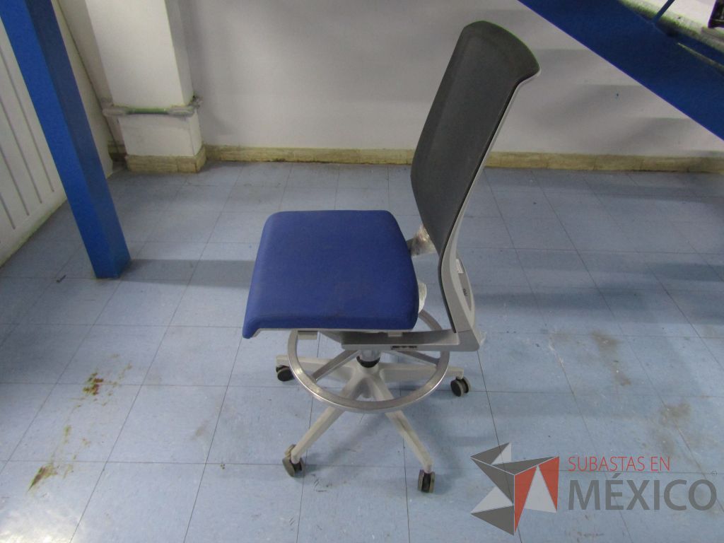 Lote 053 - Silla ejecutiva con ruedas, respaldo en malla y asiento en tela color azul - Imagen 9