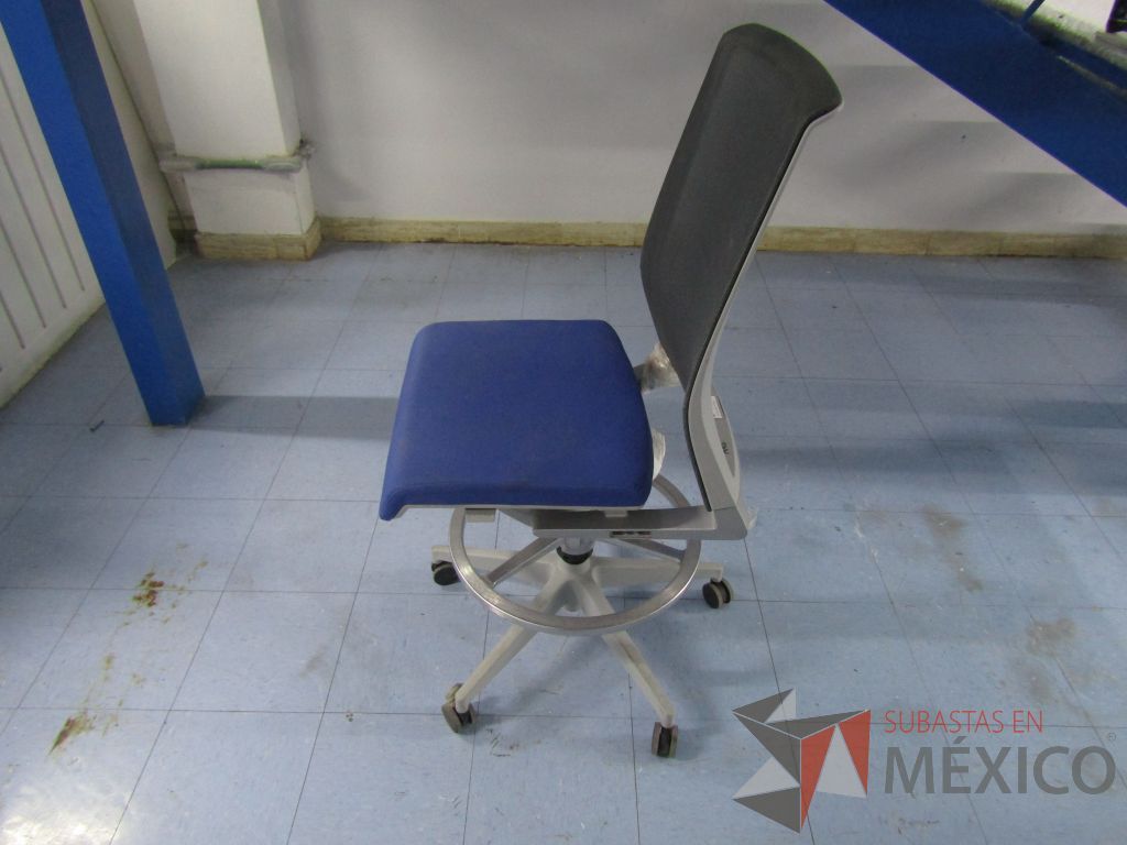 Lote 053 - Silla ejecutiva con ruedas, respaldo en malla y asiento en tela color azul - Imagen 10