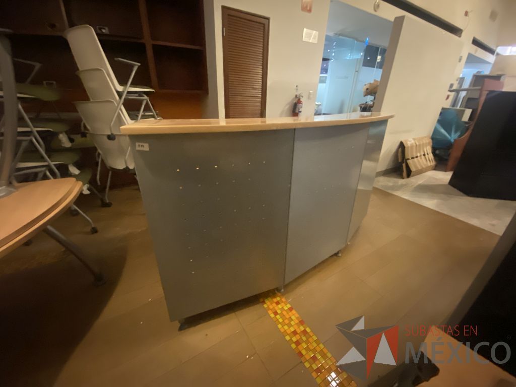 Lote 069 - Muebles derecepción con base metálica cubierta color madera y repisa