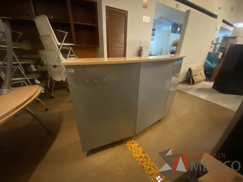 Lote 069 - Muebles derecepción con base metálica cubierta color madera y repisa - Imagen 2