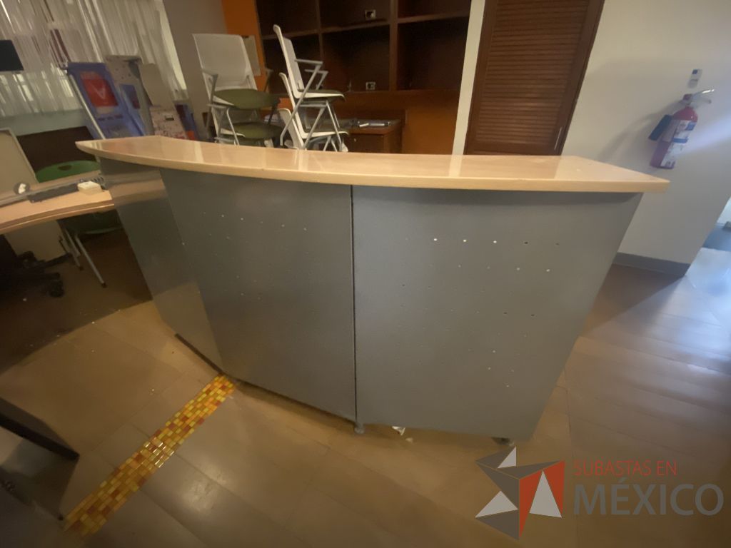 Lote 069 - Muebles derecepción con base metálica cubierta color madera y repisa - Imagen 3
