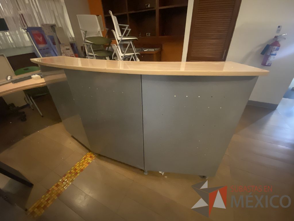 Lote 069 - Muebles derecepción con base metálica cubierta color madera y repisa - Imagen 4