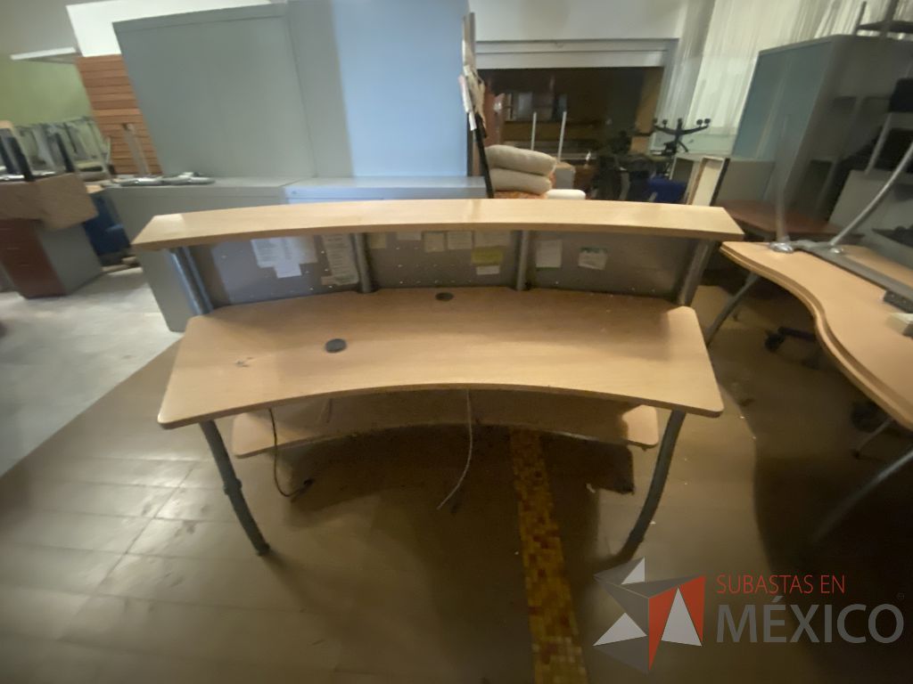 Lote 069 - Muebles derecepción con base metálica cubierta color madera y repisa - Imagen 5