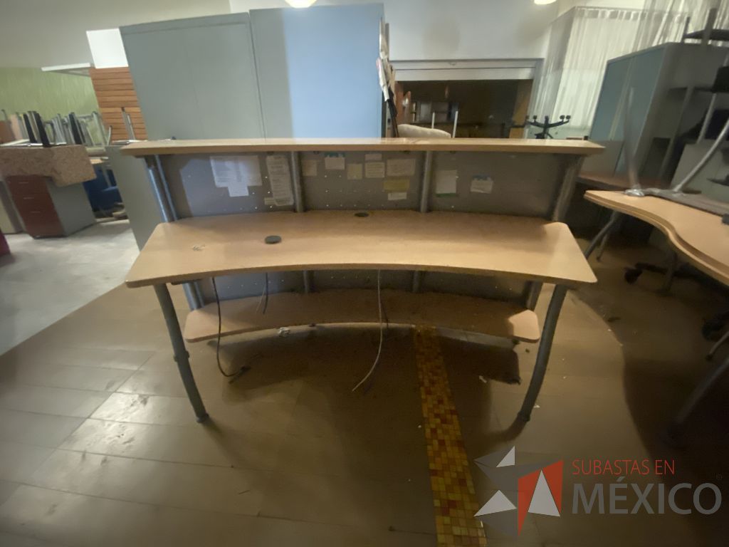 Lote 069 - Muebles derecepción con base metálica cubierta color madera y repisa - Imagen 6