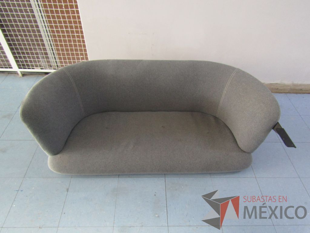 Lote 002 - 5 Piezas de nave color gris y 2 Sillones de 2 plazas color gris