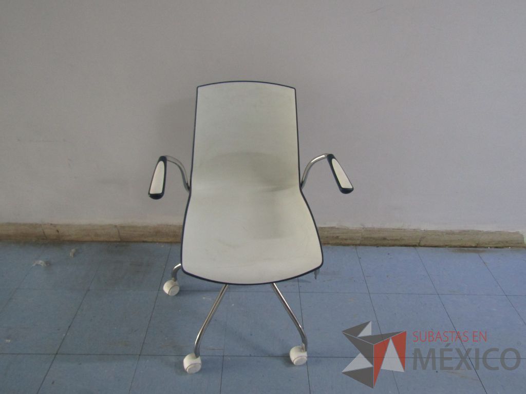 INV 061 - Silla ejecutiva con ruedas - Imagen 2