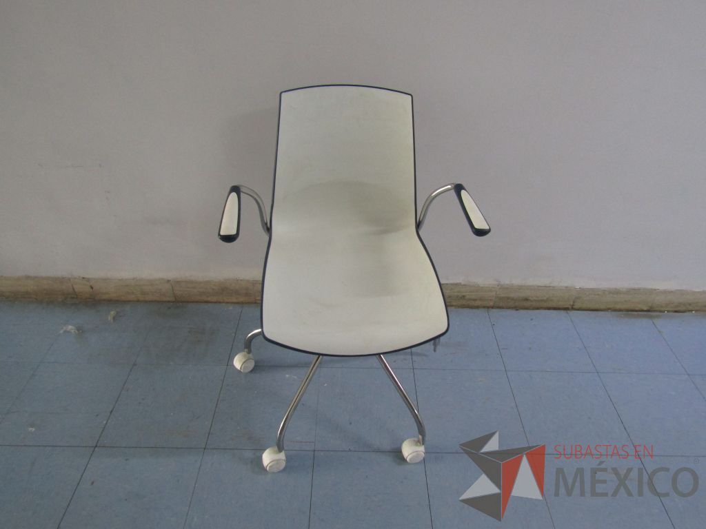 INV 061 - Silla ejecutiva con ruedas - Imagen 3