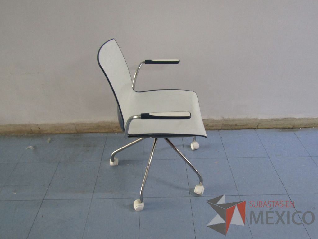 INV 061 - Silla ejecutiva con ruedas - Imagen 4