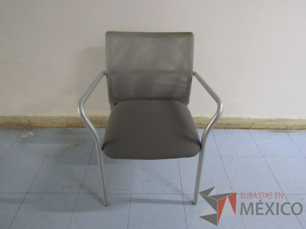 Lote 066 - 2 Sillas fijas con patas métalicas, respaldo en malla y asiento en tela color gris