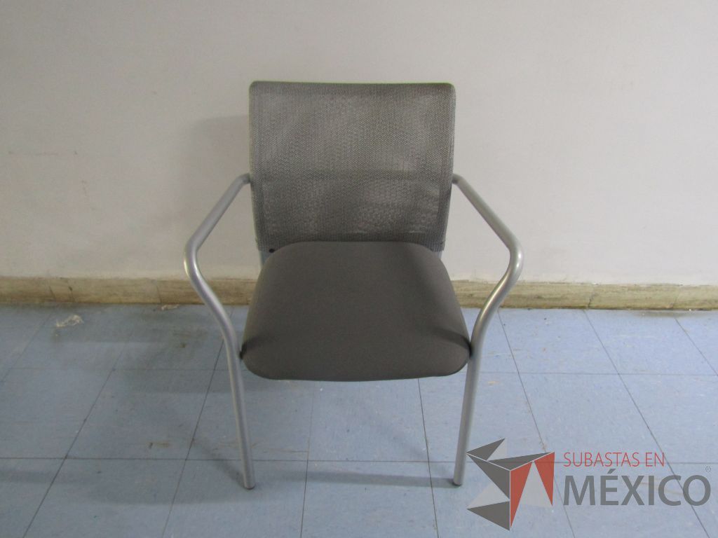 Lote 066 - 2 Sillas fijas con patas métalicas, respaldo en malla y asiento en tela color gris - Imagen 2