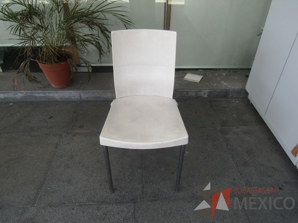 Lote 037 - 5 Sillas con patas metálicas, asiento y respaldo en plástico color blanco.