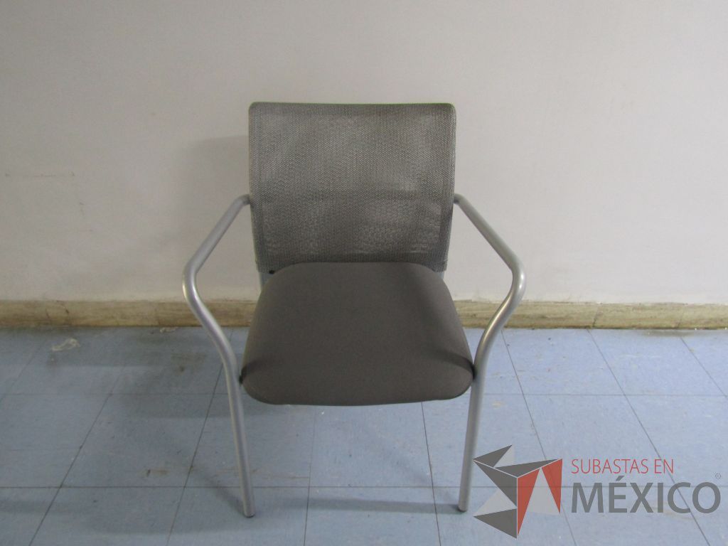 Lote 066 - 2 Sillas fijas con patas métalicas, respaldo en malla y asiento en tela color gris - Imagen 3