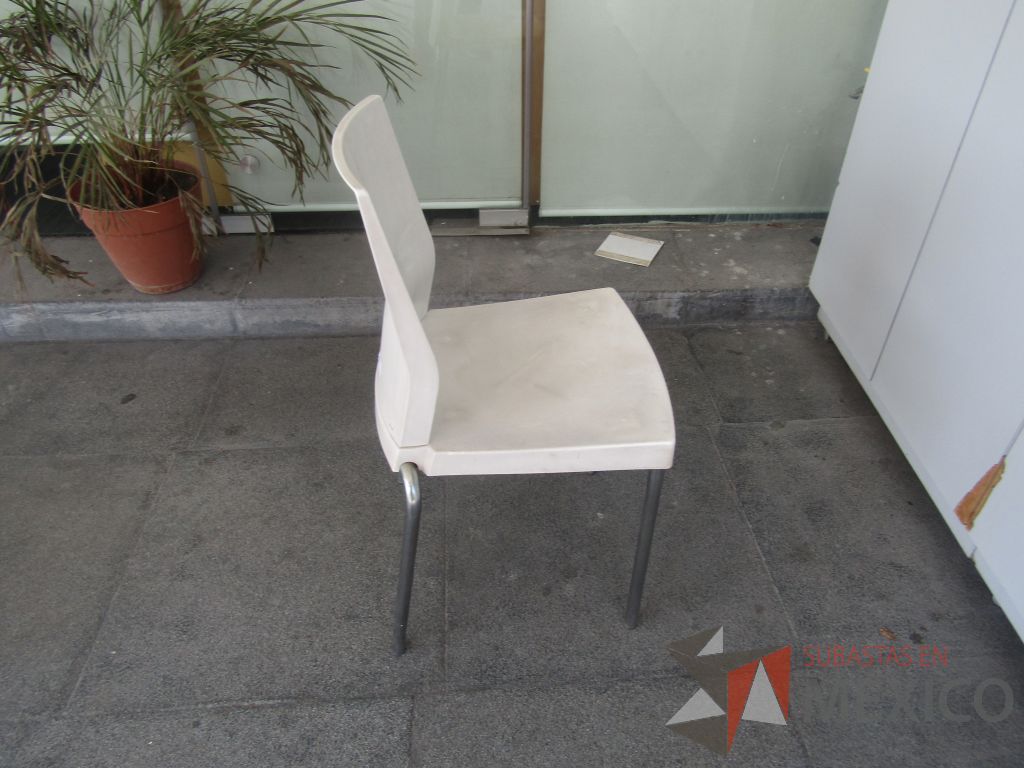 Lote 037 - 5 Sillas con patas metálicas, asiento y respaldo en plástico color blanco. - Imagen 2