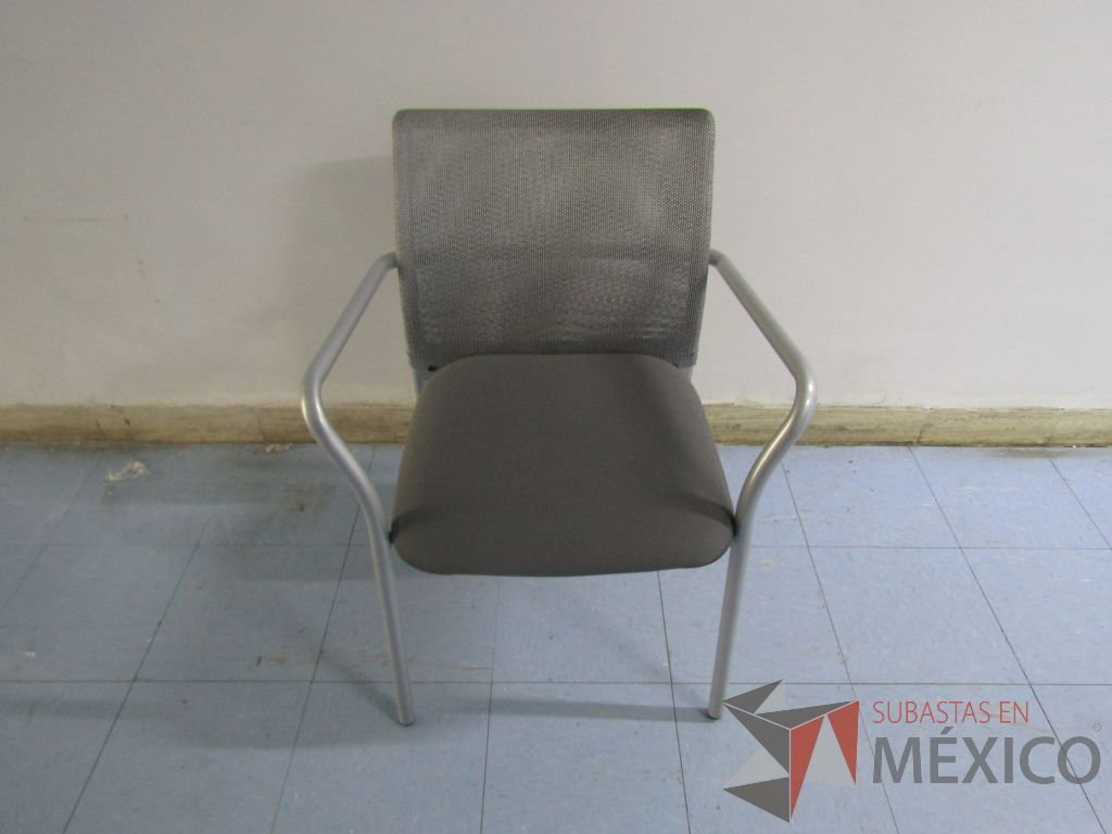Lote 066 - 2 Sillas fijas con patas métalicas, respaldo en malla y asiento en tela color gris - Imagen 4