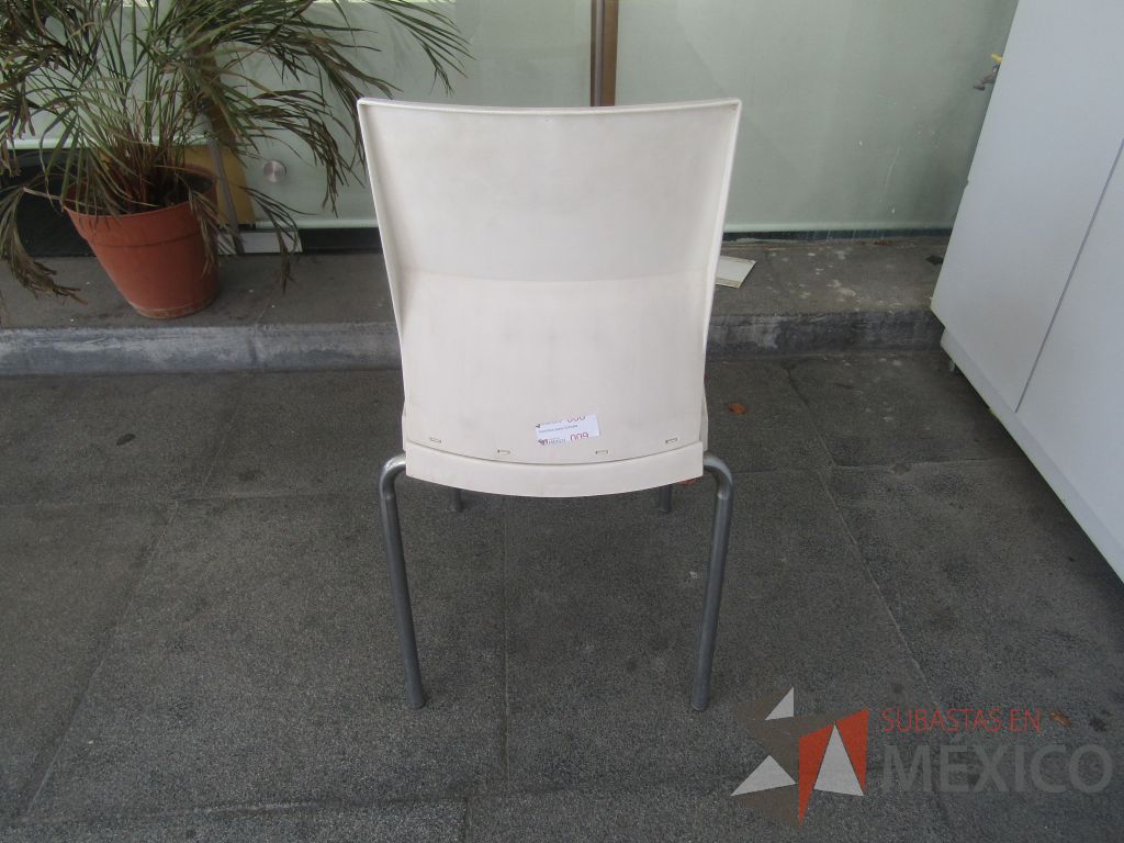 Lote 037 - 5 Sillas con patas metálicas, asiento y respaldo en plástico color blanco. - Imagen 3