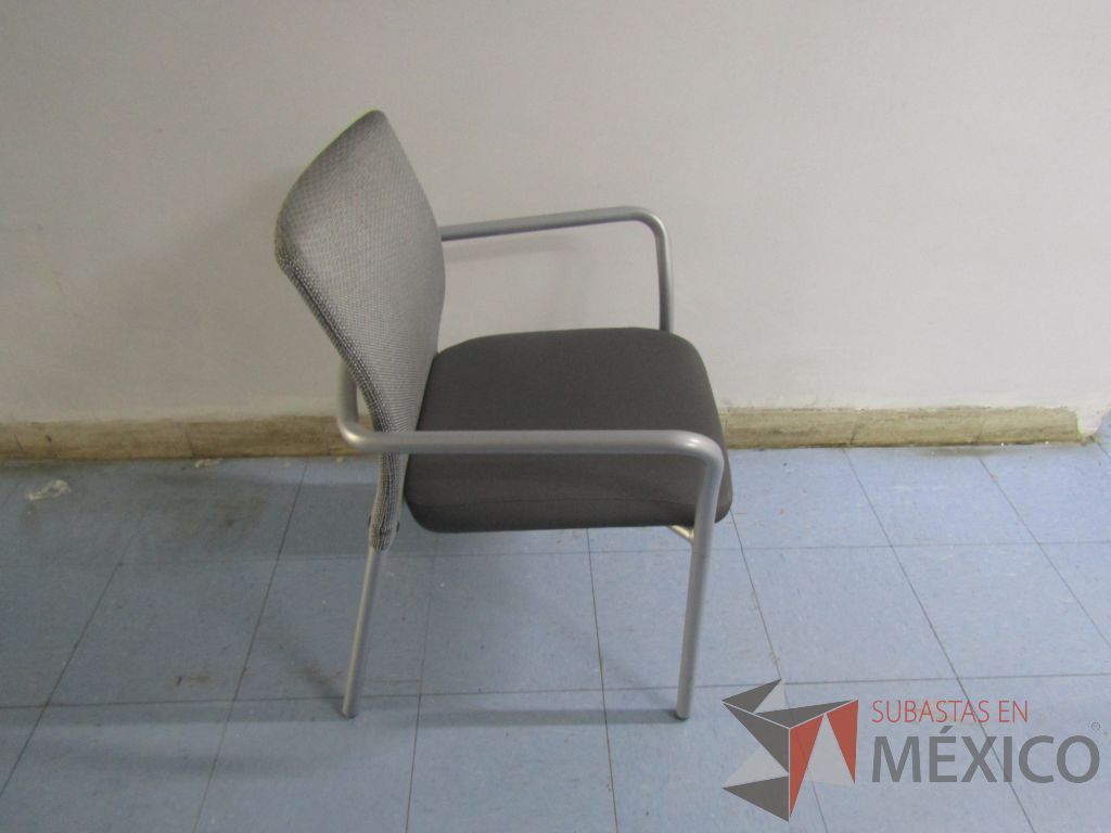 Lote 066 - 2 Sillas fijas con patas métalicas, respaldo en malla y asiento en tela color gris - Imagen 5