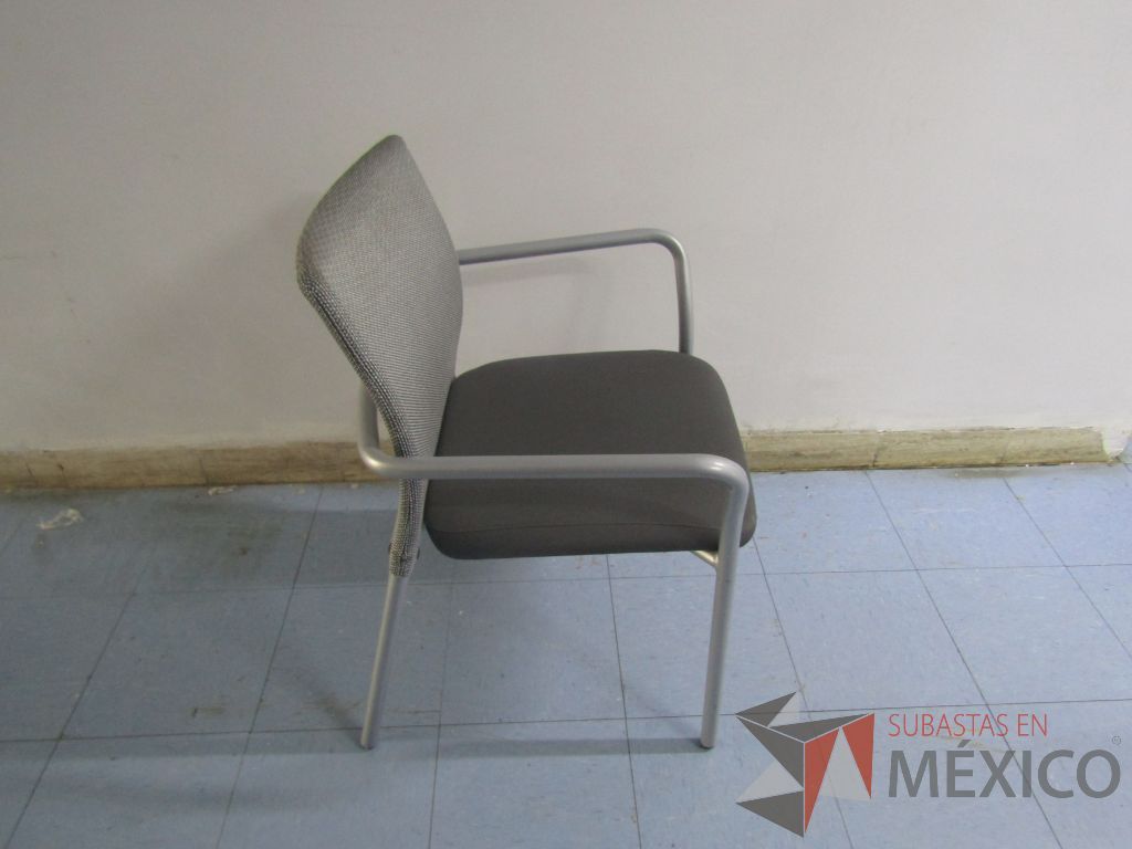 Lote 066 - 2 Sillas fijas con patas métalicas, respaldo en malla y asiento en tela color gris - Imagen 6