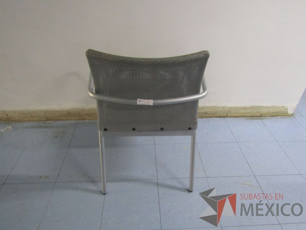 Lote 066 - 2 Sillas fijas con patas métalicas, respaldo en malla y asiento en tela color gris - Imagen 7