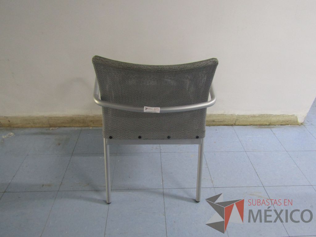 Lote 066 - 2 Sillas fijas con patas métalicas, respaldo en malla y asiento en tela color gris - Imagen 8