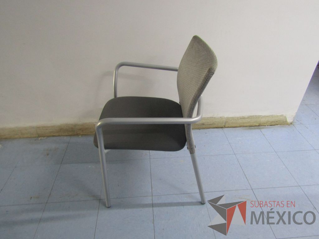 Lote 066 - 2 Sillas fijas con patas métalicas, respaldo en malla y asiento en tela color gris - Imagen 9