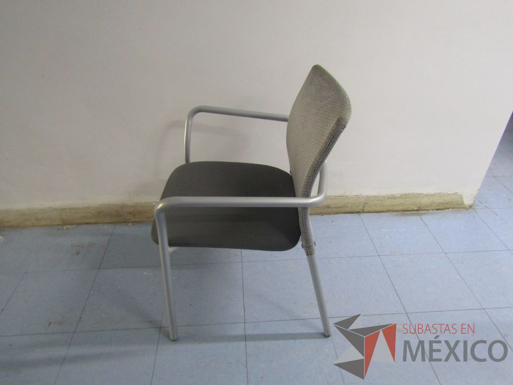 Lote 066 - 2 Sillas fijas con patas métalicas, respaldo en malla y asiento en tela color gris - Imagen 10